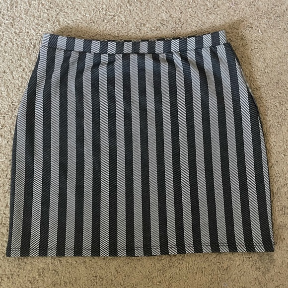 Forever 21 black and gray stripped soft & stretchy mini pencil skirt size medium - Picture 2 of 6